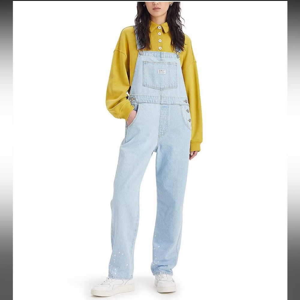 Levi’s overalls (size M)